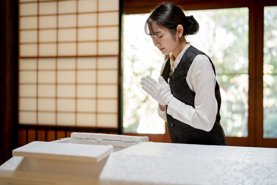 町田市の葬儀社であるファミリー福祉セレモニーの自社霊安室で、故人に丁寧に手を合わせるスタッフの様子