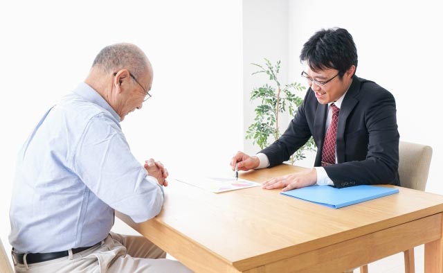 担当プランナーが、葬儀の事前打ち合わせを行なっている様子。