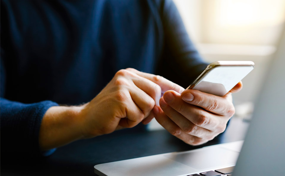 スマートフォンで搬送の相談を行うイメージ