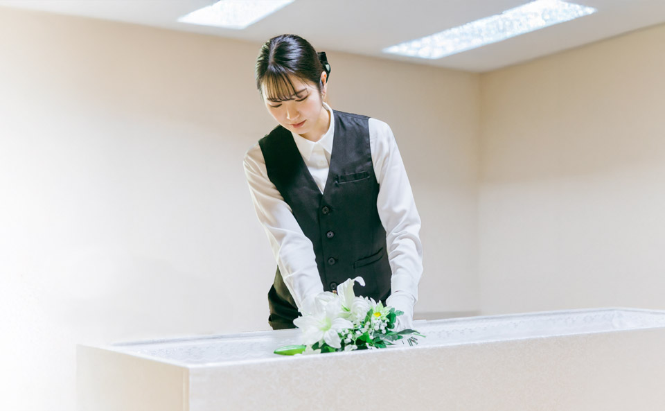 故人を丁寧に安置する葬祭スタッフの対応イメージ