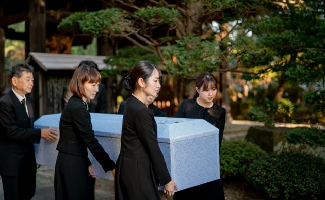 ご遺族が棺を運んでいる様子