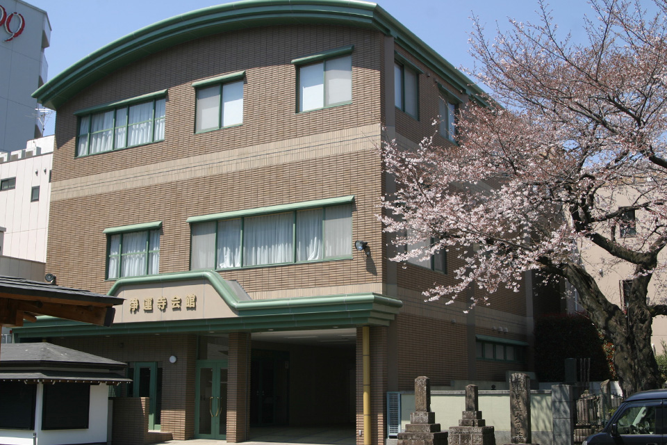 町田市の葬儀社であるファミリー福祉セレモニーが利用する浄運寺会館の外観