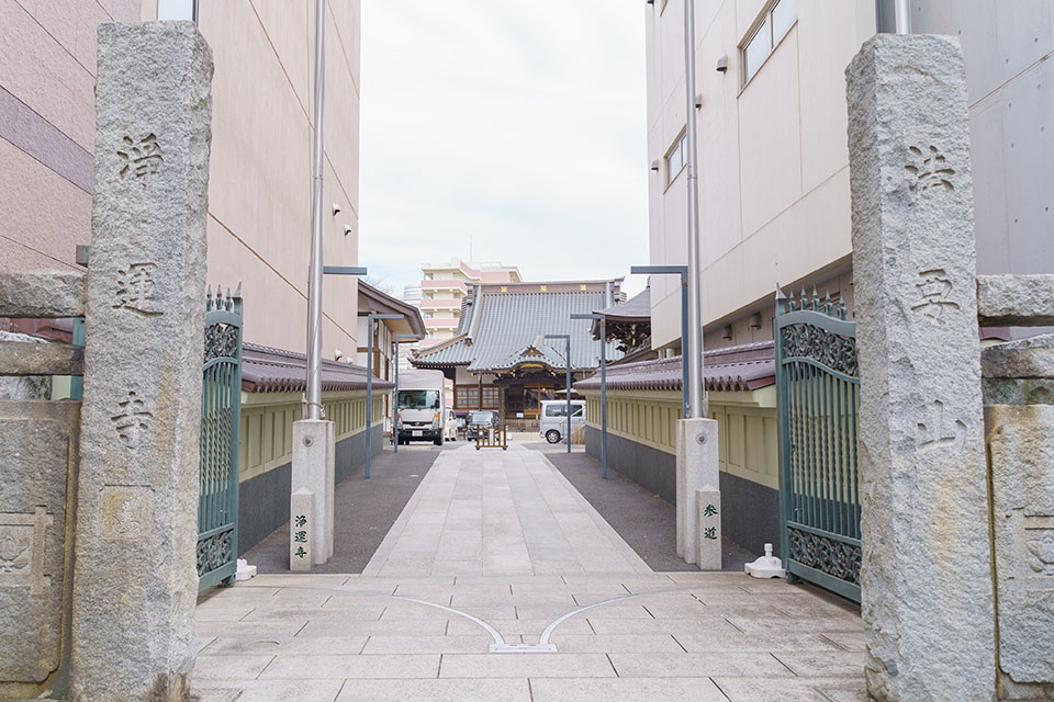 浄運寺の本堂へ続く参道と石柱門