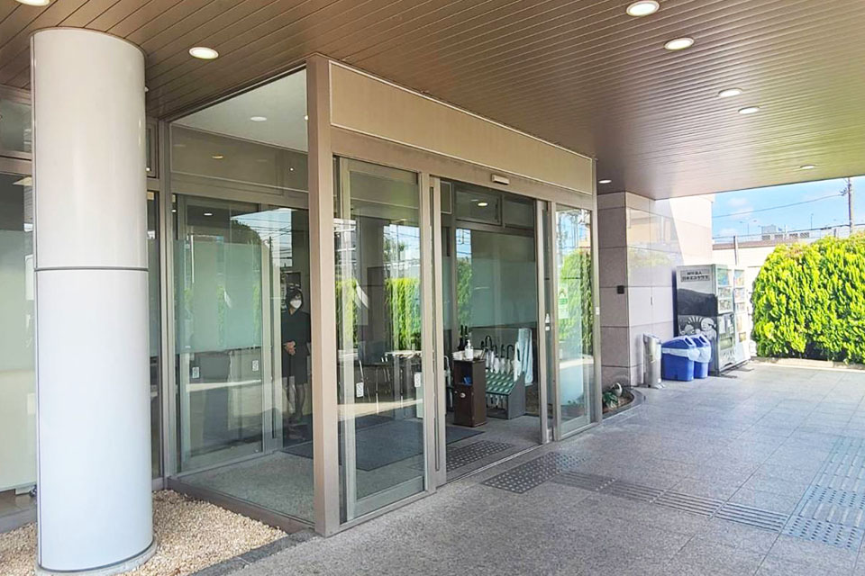 町田市の葬儀社であるファミリー福祉セレモニーが案内するみなみ会館の入口エントランス