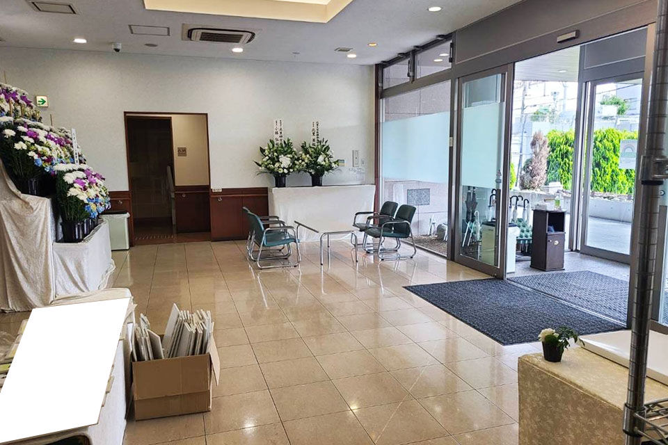 町田市の葬儀社であるファミリー福祉セレモニーが案内するみなみ会館の受付・待合ロビー