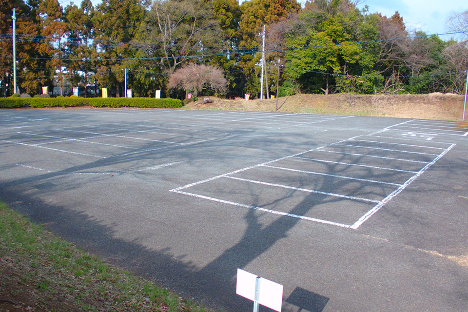 町田市の葬儀社であるファミリー福祉セレモニーが案内する南多摩斎場の広い駐車場