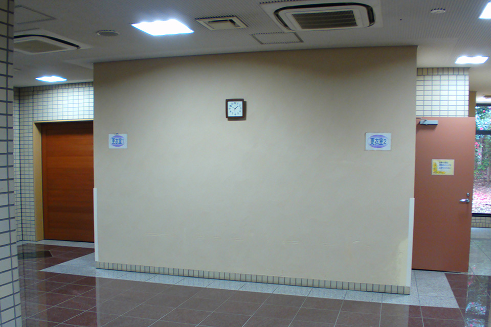 町田市の葬儀社であるファミリー福祉セレモニーが案内する南多摩斎場内の施設通路
