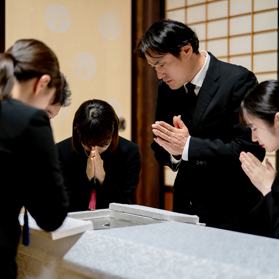 町田市の葬儀社であるファミリー福祉セレモニーの家族葬プランで静かに故人を偲ぶ様子