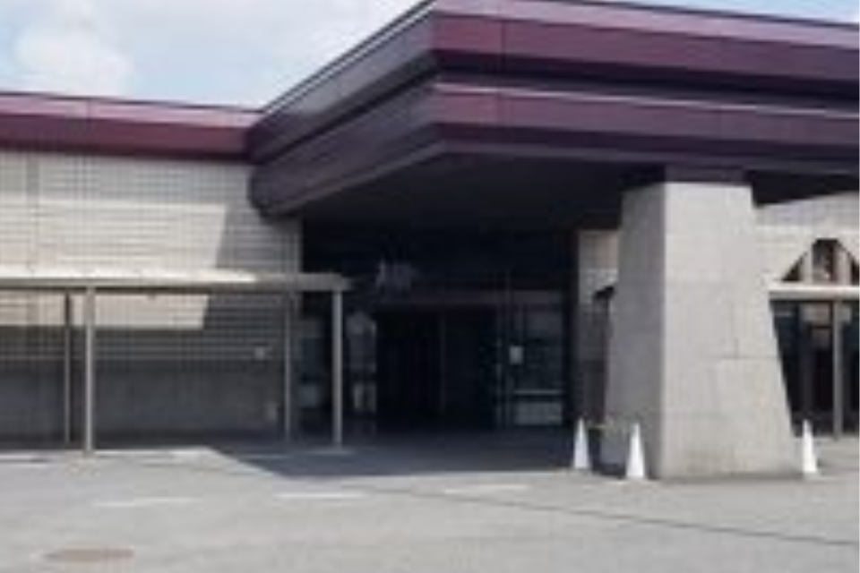 町田市の葬儀社であるファミリー福祉セレモニーが提携する八王子市斎場の外観