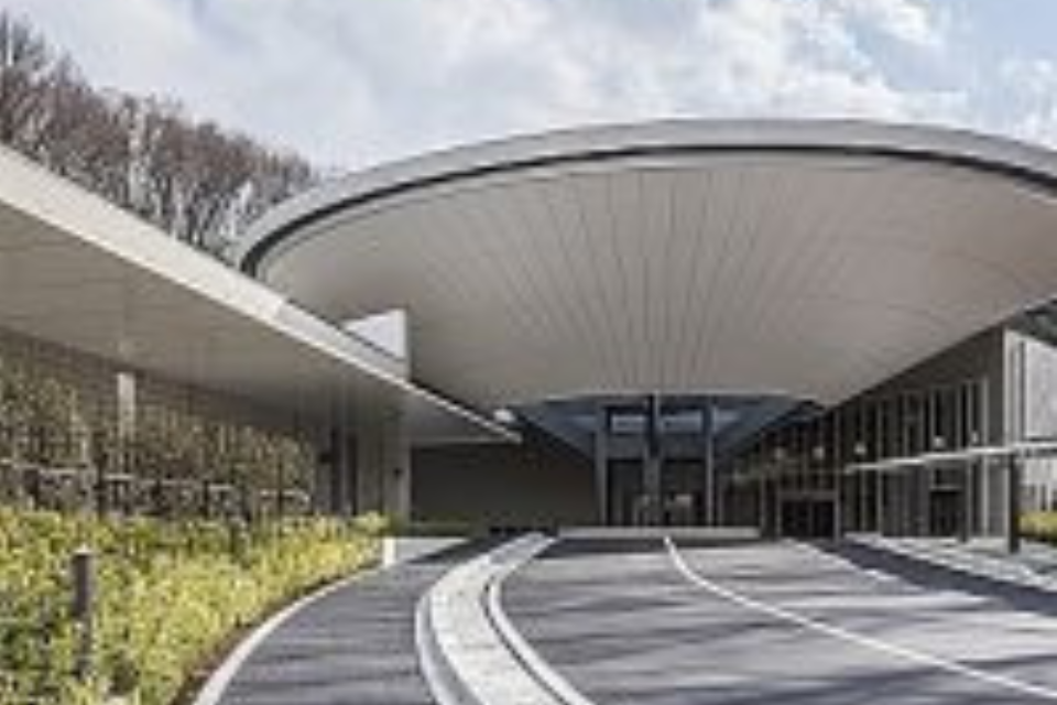 町田市の葬儀社であるファミリー福祉セレモニーが提携する厚木市斎場の外観